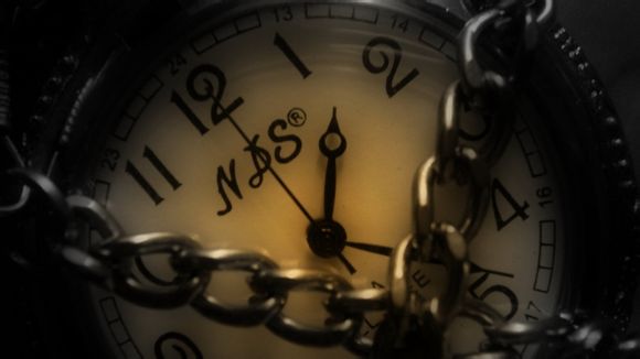 电脑屏幕变窄了怎么调回全屏